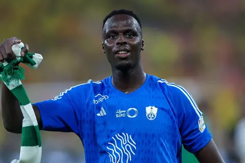  تيفو استثنائي لبطل أفريقيا.. جماهير الأهلي السعودي تفاجئ ميندي أمام الاتفاق (صورة)